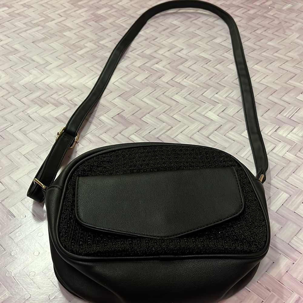 Black adjustable strap purse - 2 outer pockets, one zipper pocket inside​​​
